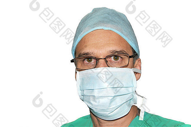 一位医生的侧面照片，被隔离在白色区域