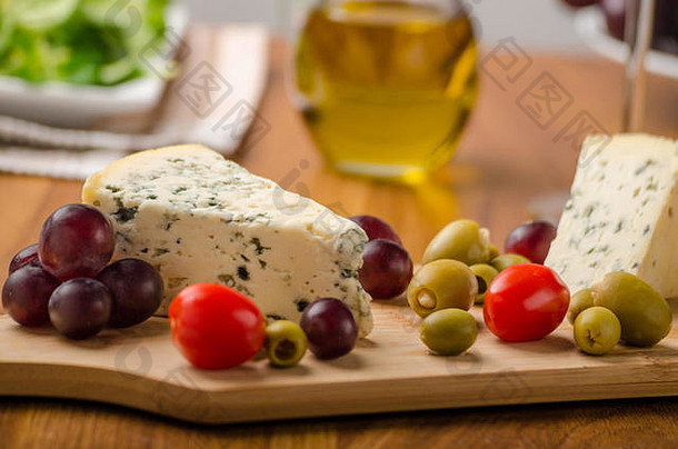 美味的蓝色的奶酪橄榄葡萄沙拉酒橄榄石油baquettes