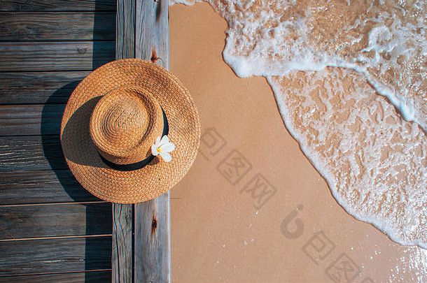 静物画以清澈的蓝色海水为背景，戴着帽子，在岛上的海滩<strong>度假</strong>，空间。