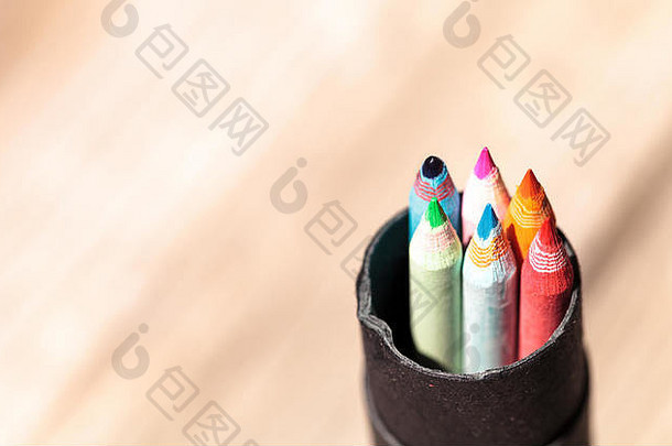 橙色、蓝色、红色、绿色和粉色铅笔的宏观视图，背景为平滑的波基色。