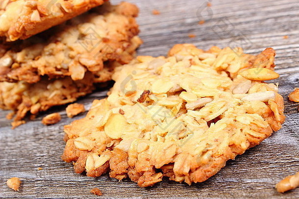 木制背景上有南瓜和向日葵的新鲜烘焙燕麦饼干，是健康营养和甜点的概念
