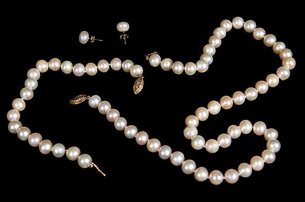 集时尚珠宝珍珠耳环项链手镯孤立的黑色的背景