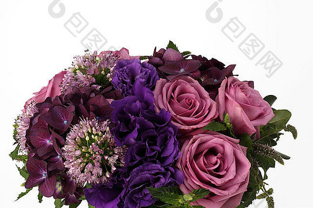 彩色花束的特写镜头。粉红玫瑰，紫色绣球花，葱属植物，鲜紫色未知数