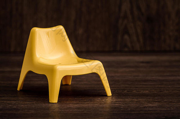装饰黄色的微型现代塑料椅子