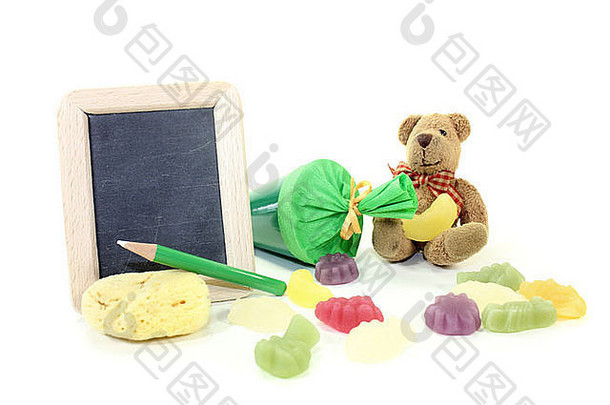 泰迪熊带着书包、钱包、钢笔和黑板，背景很亮