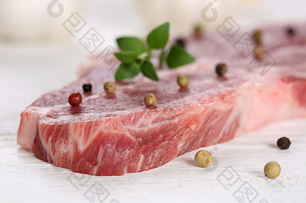 准备食物生猪肉肉肉片木表格