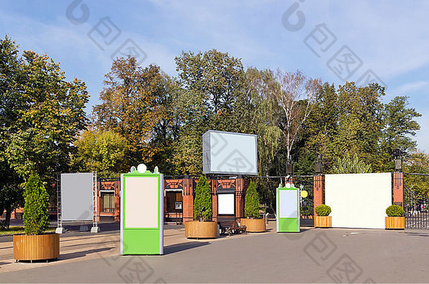 秋天，莫斯科市公共领域公园里矗立着大量生产的空围板。阳光明媚的一天。与empy区补丁