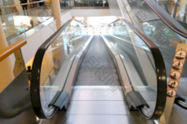 模糊的购物中心自动扶梯