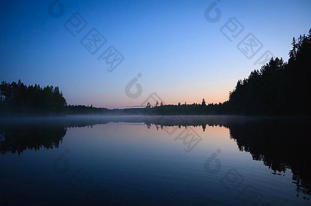 夏夜宁静的湖景