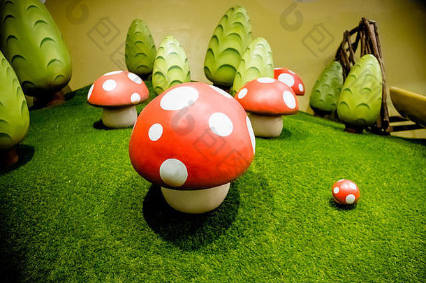 装饰飞木耳绿色草坪上红色的蘑菇装饰蘑菇大玩具点缀仙女森林魔法蘑菇塑料装饰草坪上孩子们操场上