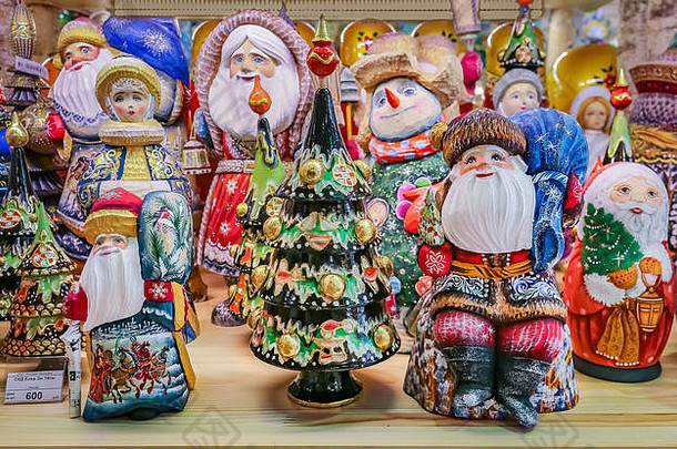 俄罗斯圣诞老人或Ded Moroz（弗罗斯特爷爷）的彩色圣诞饰品陈列在带有价格标签的纪念品商店货架上出售
