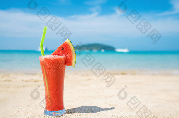 泰国普吉岛蓝色热带夏季海滩上的西瓜鸡尾酒。<strong>暑期</strong>、假期、<strong>旅游</strong>和假期概念。