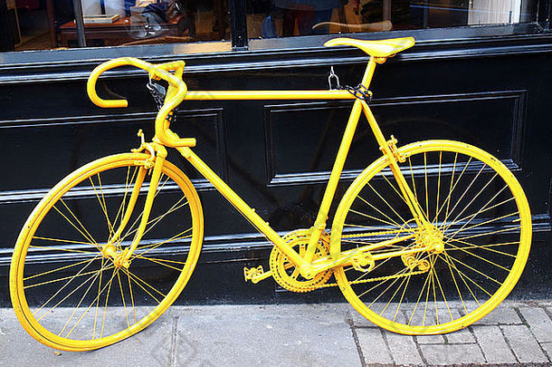 照片黄色的自行车窗口咖啡商店