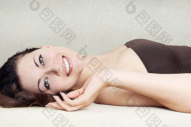 照片微笑女人过分溺爱的沙发