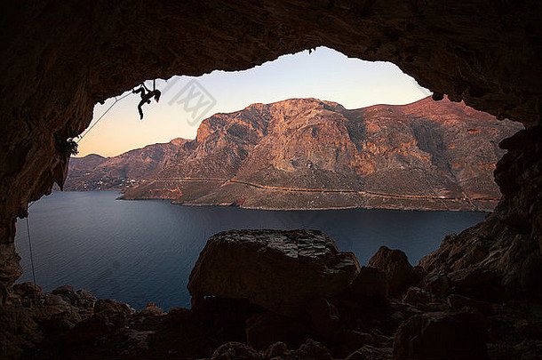 轮廓女岩石登山者悬崖洞穴卡利姆诺斯希腊