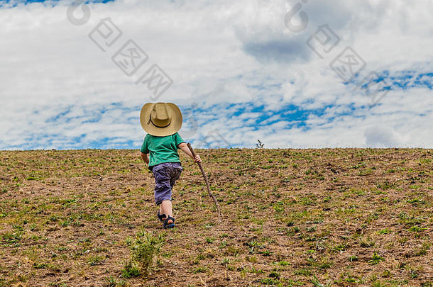 小男孩走农村上猎人谷新南威尔士州澳大利亚