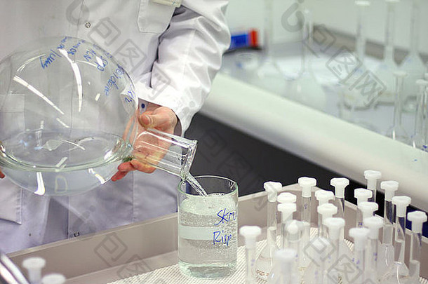 科学家在现实生活中的制药实验室中使用化学品和设备