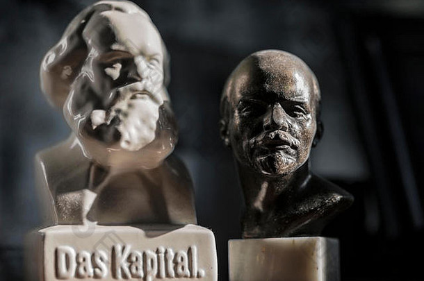 加的夫，英国。2018年9月。卡尔·马克思和弗拉基米尔·列宁在自然光下的半身像。