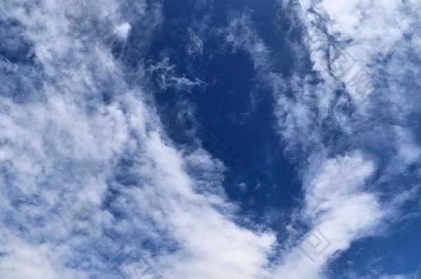 天上的<strong>背景</strong>卷云云蓝色的天空阳光明媚的一天