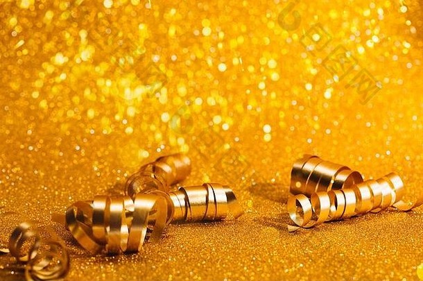 金色的节日漩涡在闪闪发光的背景下与文字的位置。圣诞节的概念。