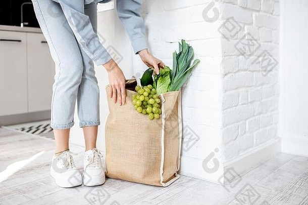 女人采取购物袋完整的新鲜的蔬菜绿色特写镜头视图