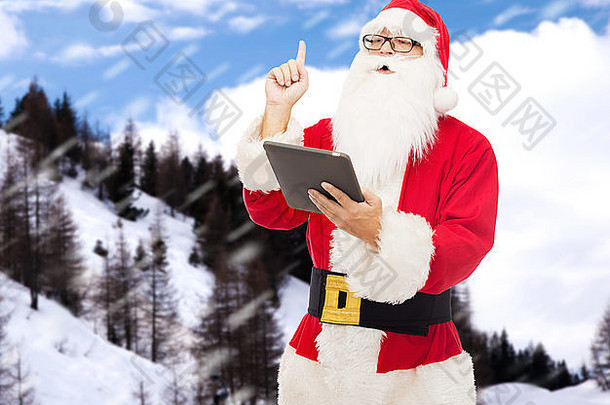 穿着圣诞老人服装的男人带着平板电脑