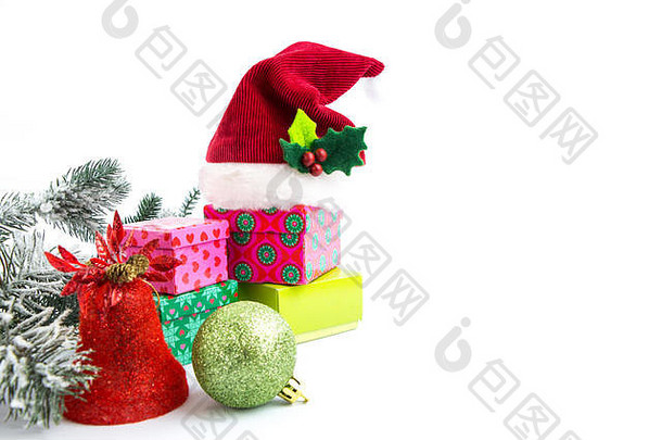 圣诞老人红帽，礼品盒和圣诞球相互隔离