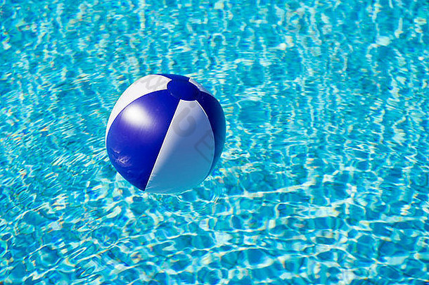 浮动蓝色的白色皮球游泳池