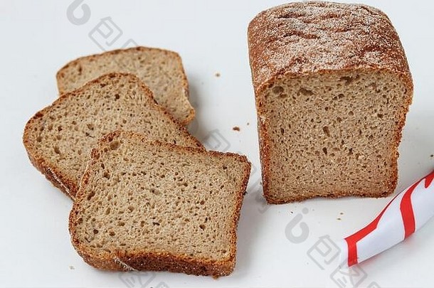 白色背景上的方形全麦面粉切片面包