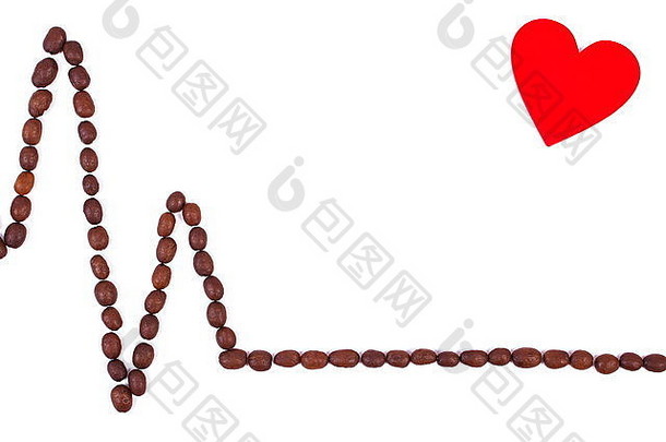 白色背景上棕色烘焙咖啡粒和红色心脏的心电图线，文本的拷贝空间，心电图心律，