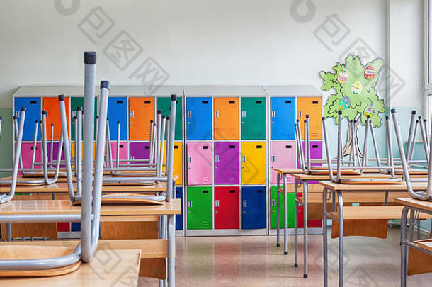 现代埃姆蒂教室色彩斑斓的储物柜提高了椅子表