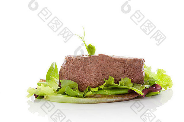 <strong>白</strong>底大牛排配绿色沙拉。烹饪牛排吃。菲力牛排，里脊嫩牛排。牛羊肉。