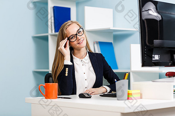 女人坐着桌子上电脑