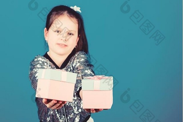 购物一天可爱的孩子携带礼物盒子惊喜礼物盒子生日列表世界幸福特殊的一天<strong>选择</strong>女孩礼物盒子蓝色的背景黑色的星期五