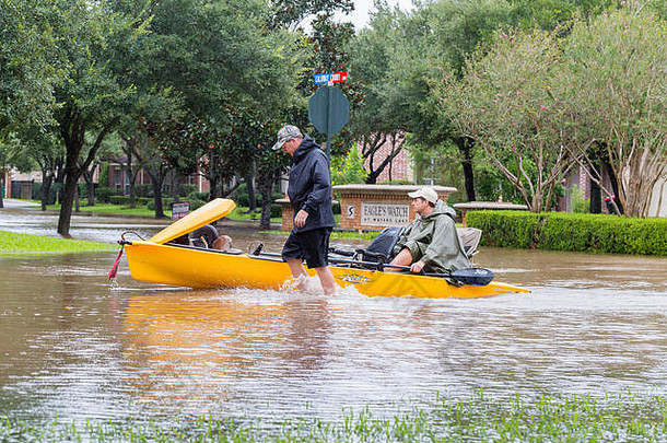 休斯顿区域居民导航高水域重降雨飓风哈维引起的洪水区域休斯顿