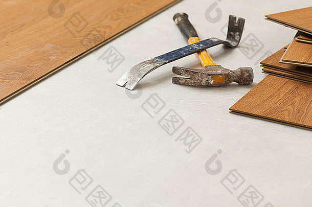 带强化木地板的磨损锤子和撬杆，带复印室。