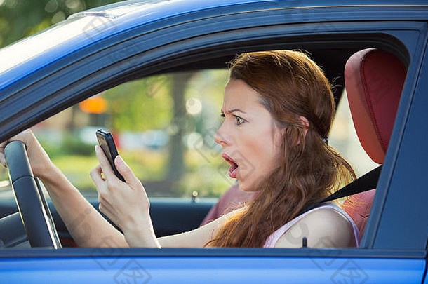 特写镜头肖像年轻的震惊了强调女人司机开车车检查聪明的电话生气坏文本消息电子邮件孤立的街
