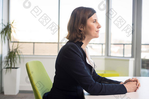 专业白色业务女人坐在表格清洁现代办公室会议房间准备好了会议闲谈，聊天咨询西装