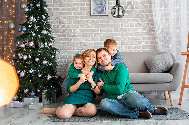 幸福的一家人在家里<strong>圣诞</strong>树旁玩得很开心