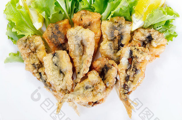 意大利那不勒斯<strong>美食</strong>的典型菜肴。凤尾鱼在面粉里裹面包屑，然后是鸡蛋，在花生油里炸。即食餐，配蔬菜沙拉。