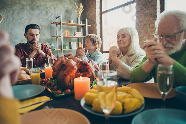 大家庭父亲小男孩退休人收集亲戚事件10月庆祝活动感恩节祈祷坐表格晚餐鸡眼收获