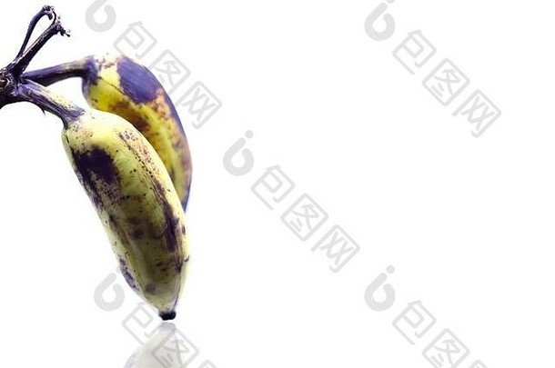 成熟的黄色香蕉，白色背景上有深色斑点的成熟香蕉