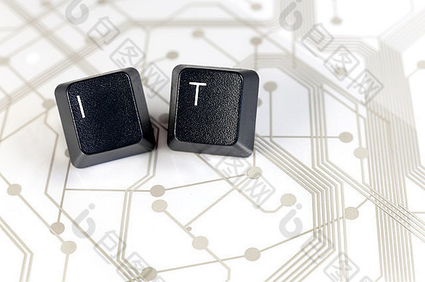 IT帮助<strong>台</strong>-白色电路板<strong>背景</strong>上的两个带字母I和T的黑色键盘键