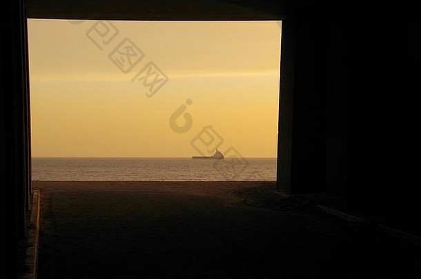 在金色的早晨，方形混凝土地下通道可以看到北海和一艘石油<strong>支援</strong>船。阿伯丁，苏格兰，英国。