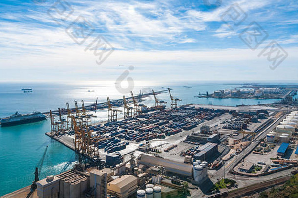 蓝天下的巴利阿里海和巴塞罗那工业航运和铁路港口的阳光。