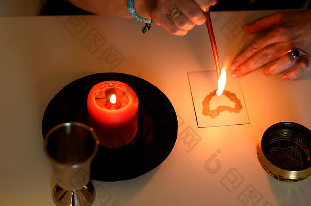 算命师在蜡烛上<strong>创造奇迹</strong>，算命师制作魔法爱情咒语。神秘通灵术、千里眼和占卜术。