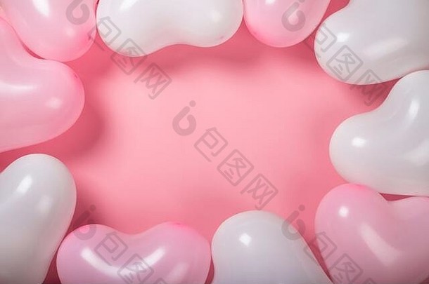 情人节快乐问候许多心形的粉色和白色气球背景边框框架平放，并留有文本空间