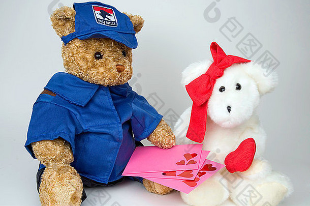 泰迪熊穿着邮递员交付情人节女孩熊心袖