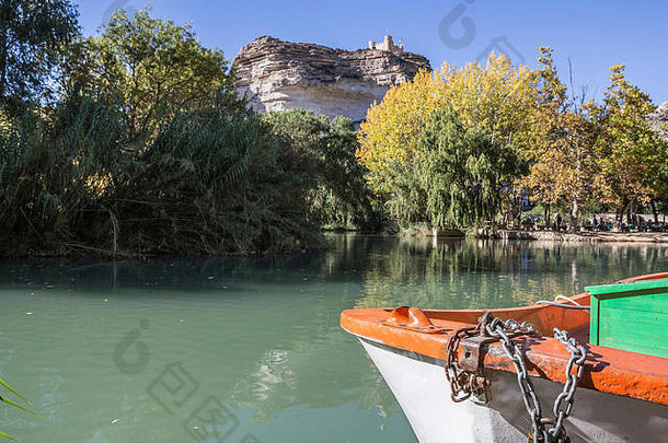 西班牙阿尔卡拉·德尔·朱卡尔镇中心的小泻湖中的休闲船朱卡尔河