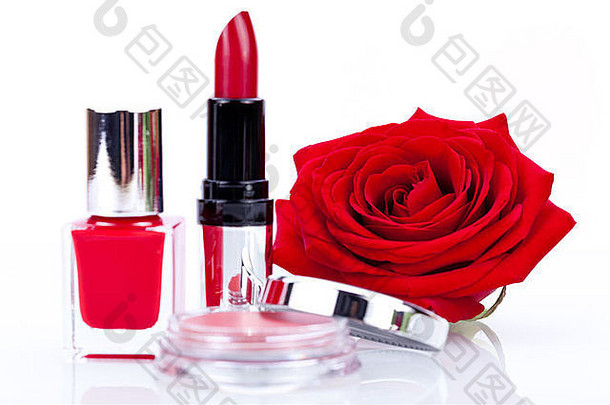显示时尚化妆品容器包括<strong>紧</strong>凑的粉脸红的人指甲清漆口红自然新鲜的红色的玫瑰